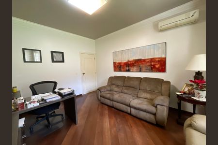 Casa de condomínio para alugar com 505m², 4 quartos e 6 vagasEscritório