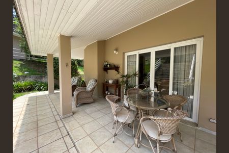 Casa de condomínio para alugar com 505m², 4 quartos e 6 vagasQuintal