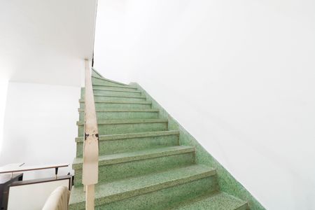 Casa à venda com 183m², 4 quartos e 2 vagas Casa à venda com 183m², 4 quartos e 2 vagasEscada