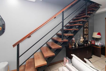 Casa à venda com 500m², 3 quartos e 4 vagas Casa à venda com 500m², 3 quartos e 4 vagasEscada