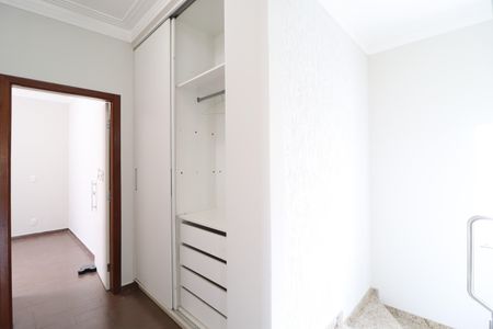 Casa para alugar com 200m², 3 quartos e 2 vagasCorredor - Armário