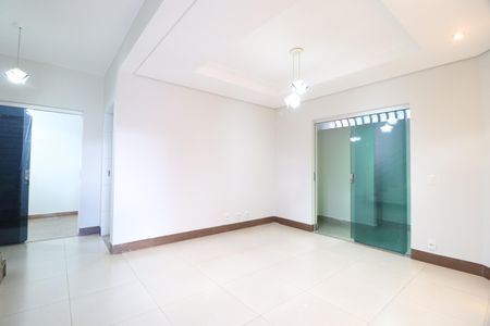 Casa para alugar com 200m², 3 quartos e 2 vagasSala