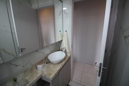 Banheiro de apartamento à venda com 2 quartos, 48m² em Jardim Riacho das Pedras, Contagem