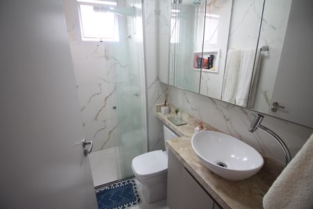 Banheiro de apartamento à venda com 2 quartos, 48m² em Jardim Riacho das Pedras, Contagem