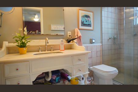 Casa à venda com 336m², 8 quartos e 5 vagasBanheiro suite 1