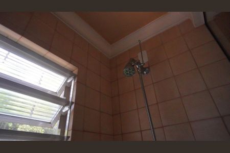 Casa à venda com 336m², 8 quartos e 5 vagasBanheiro piso inferior 