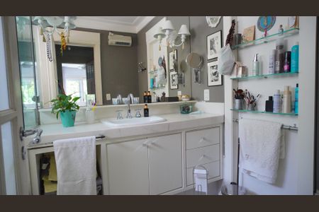 Casa à venda com 336m², 8 quartos e 5 vagasBanheiro suite 2