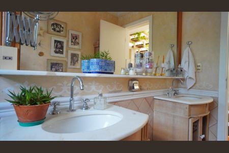 Casa à venda com 336m², 8 quartos e 5 vagasBanheiro piso inferior 