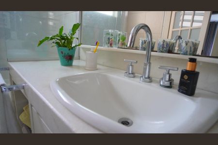 Casa à venda com 336m², 8 quartos e 5 vagasBanheiro suite 2