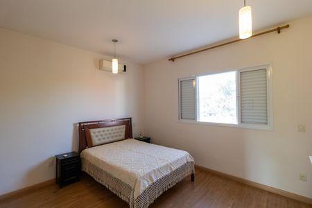 Casa à venda com 254m², 3 quartos e 2 vagasSuíte