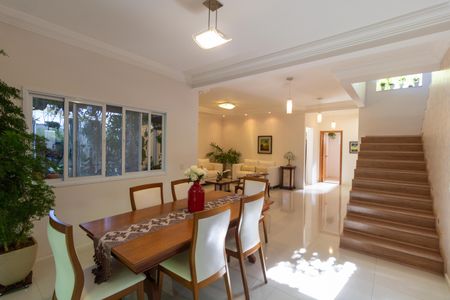 Casa à venda com 254m², 3 quartos e 2 vagasSalas