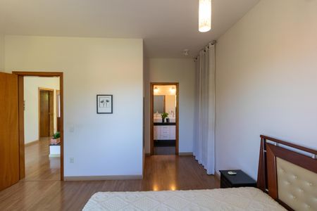 Casa à venda com 254m², 3 quartos e 2 vagasSuíte