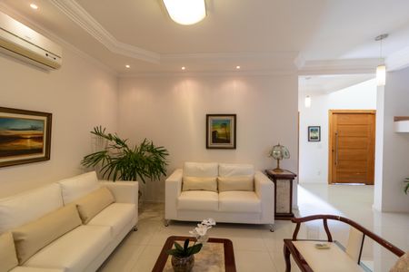 Casa à venda com 254m², 3 quartos e 2 vagasSalas