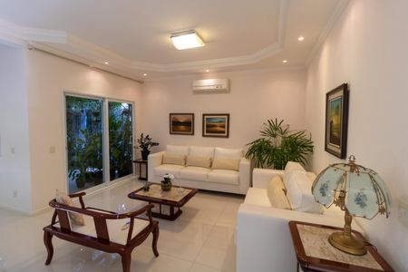 Casa à venda com 254m², 3 quartos e 2 vagasSalas