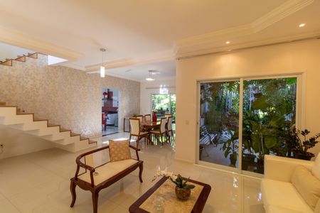 Casa à venda com 254m², 3 quartos e 2 vagasSalas