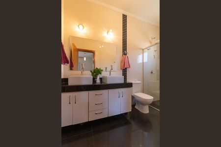 Casa à venda com 254m², 3 quartos e 2 vagasBanheiro da Suíte