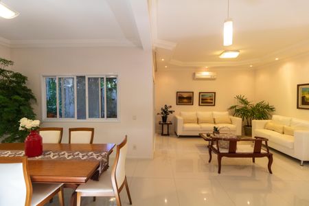 Casa à venda com 254m², 3 quartos e 2 vagasSalas