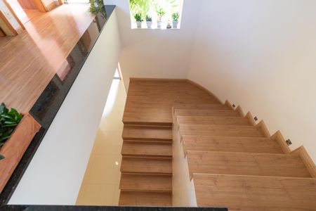 Casa à venda com 254m², 3 quartos e 2 vagasEscada