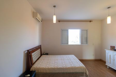 Casa à venda com 254m², 3 quartos e 2 vagasSuíte