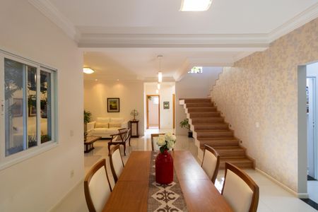 Casa à venda com 254m², 3 quartos e 2 vagasSalas