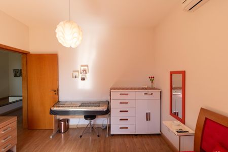 Casa à venda com 254m², 3 quartos e 2 vagasQuarto 02