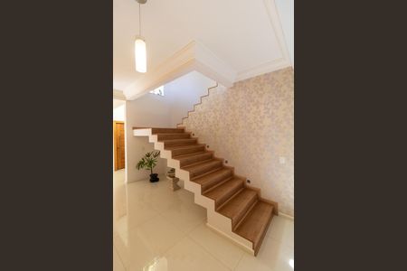 Casa à venda com 254m², 3 quartos e 2 vagasEscada