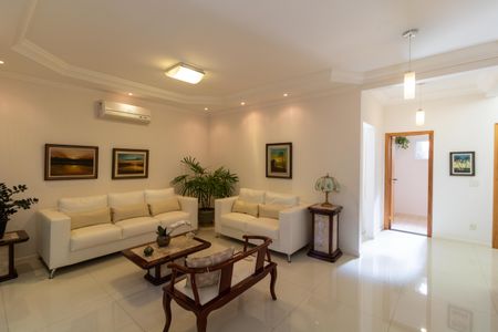 Casa à venda com 254m², 3 quartos e 2 vagasSalas