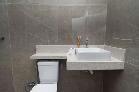 Banheiro de casa para alugar com 2 quartos, 55m² em Água Branca, Contagem