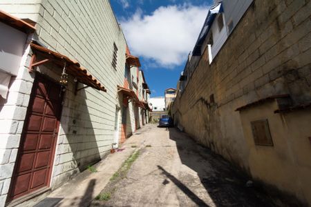 Garagem de casa para alugar com 2 quartos, 55m² em Água Branca, Contagem
