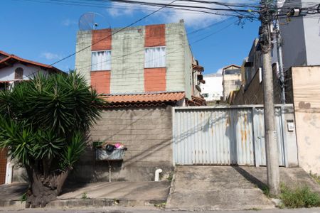 Fachada de casa para alugar com 2 quartos, 55m² em Água Branca, Contagem