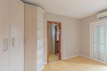 Casa de condomínio para alugar com 200m², 5 quartos e 4 vagasSuíte