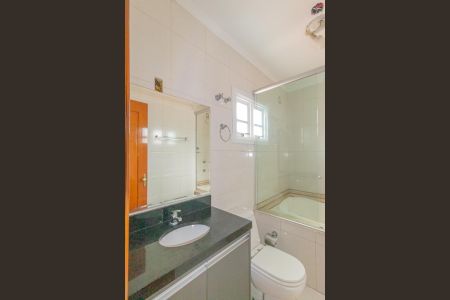 Casa de condomínio para alugar com 200m², 5 quartos e 4 vagasBanheiro da Suíte