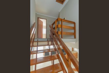 Casa de condomínio para alugar com 200m², 5 quartos e 4 vagasEscada