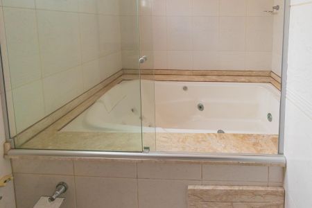 Casa de condomínio para alugar com 200m², 5 quartos e 4 vagasDetalhe do Banheiro da Suite