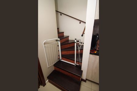 Casa de condomínio à venda com 129m², 3 quartos e 1 vagaEscada