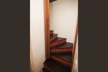 Casa de condomínio à venda com 129m², 3 quartos e 1 vagaEscada