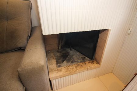 Detalhe da Sala - Lareira de casa de condomínio à venda com 3 quartos, 129m² em Espírito Santo, Porto Alegre