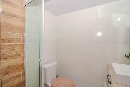 Casa à venda com 140m², 3 quartos e sem vagaBanheiro - Casa Fundos