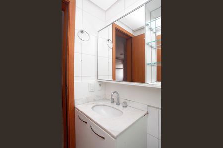 Banheiro de apartamento à venda com 1 quarto, 41m² em Partenon, Porto Alegre