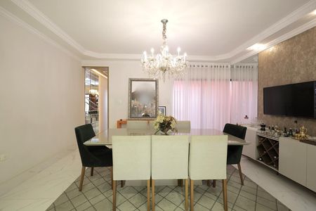 Casa para alugar com 335m², 4 quartos e 4 vagas Casa para alugar com 335m², 4 quartos e 4 vagasSala de Jantar