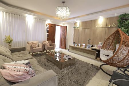 Casa para alugar com 335m², 4 quartos e 4 vagas Casa para alugar com 335m², 4 quartos e 4 vagasSala