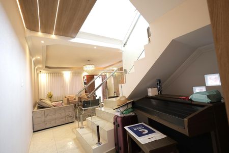 Casa para alugar com 335m², 4 quartos e 4 vagas Casa para alugar com 335m², 4 quartos e 4 vagasEscada