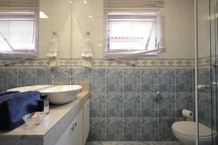 Casa para alugar com 335m², 4 quartos e 4 vagas Casa para alugar com 335m², 4 quartos e 4 vagasBanheiro Suíte 1