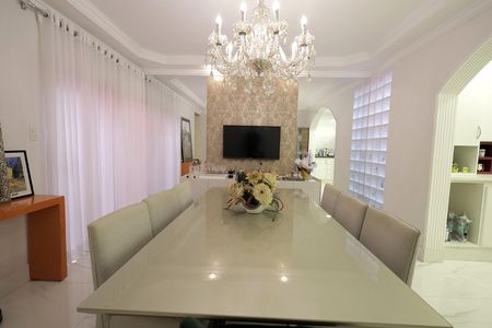 Casa para alugar com 335m², 4 quartos e 4 vagas Casa para alugar com 335m², 4 quartos e 4 vagasSala de Jantar