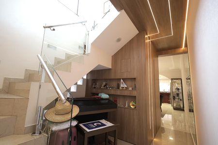 Casa para alugar com 335m², 4 quartos e 4 vagas Casa para alugar com 335m², 4 quartos e 4 vagasEscada