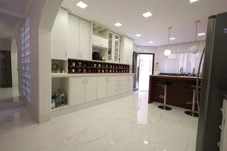 Casa para alugar com 335m², 4 quartos e 4 vagas Casa para alugar com 335m², 4 quartos e 4 vagasCozinha