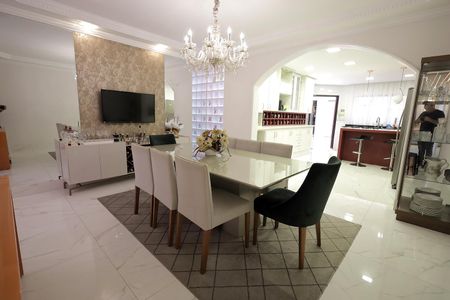 Casa para alugar com 335m², 4 quartos e 4 vagas Casa para alugar com 335m², 4 quartos e 4 vagasSala de Jantar