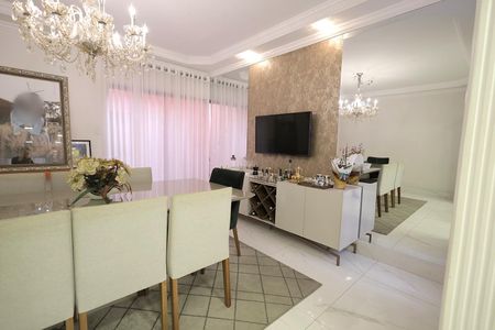 Casa para alugar com 335m², 4 quartos e 4 vagas Casa para alugar com 335m², 4 quartos e 4 vagasSala de Jantar