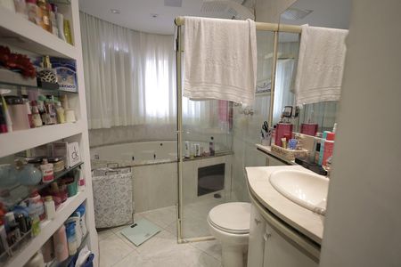 Casa para alugar com 335m², 4 quartos e 4 vagas Casa para alugar com 335m², 4 quartos e 4 vagasCloset Suíte 4