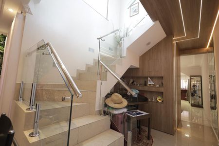 Casa para alugar com 335m², 4 quartos e 4 vagas Casa para alugar com 335m², 4 quartos e 4 vagasEscada